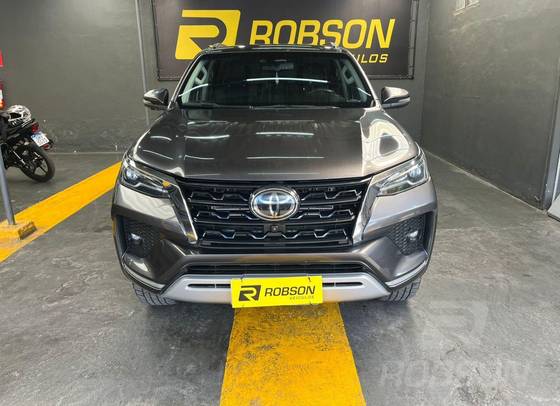TOYOTA HILUX SW4 2.8 D-4D TURBO DIESEL SRX 7L 4X4 AUTOMÁTICO